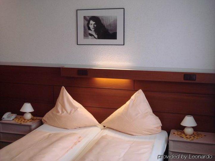 Ff&E City Hotel Saarbrücken Pokoj fotografie